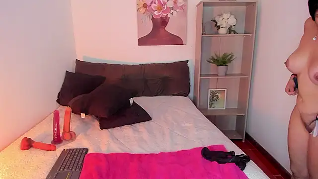 SaraMilf_69's cam snapshot