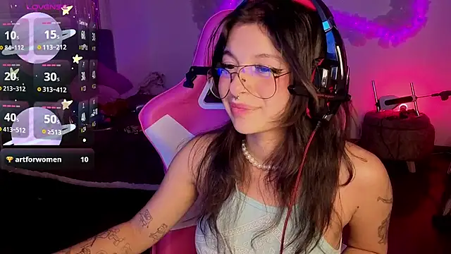 larah_uwu's cam snapshot