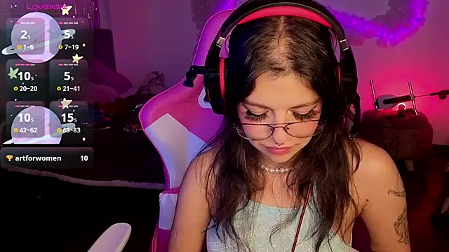 larah_uwu's cam snapshot