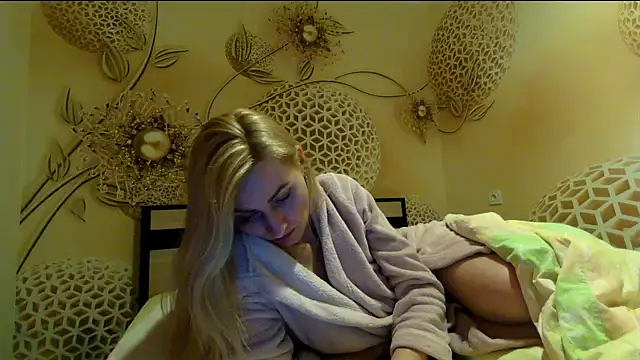 Yourrealgirl's cam snapshot