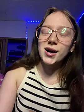 YoungLisaa18 live sex cam