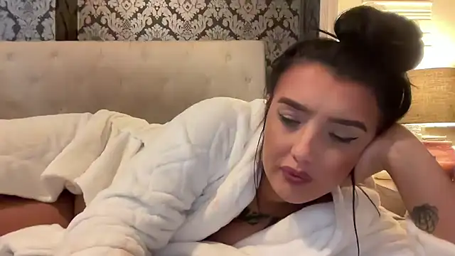 LucyLuxee19's cam snapshot