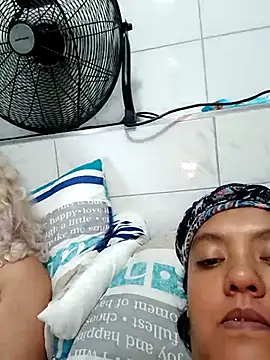 2Juicy_pussy's cam snapshot