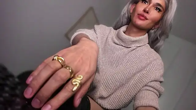 TheQueenNextDoor live sex cam