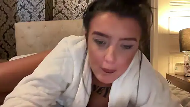 LucyLuxee19's cam snapshot