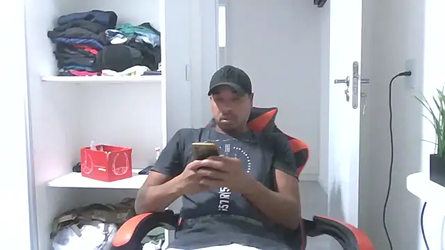 JUNINHOLEKEJR live sex cam