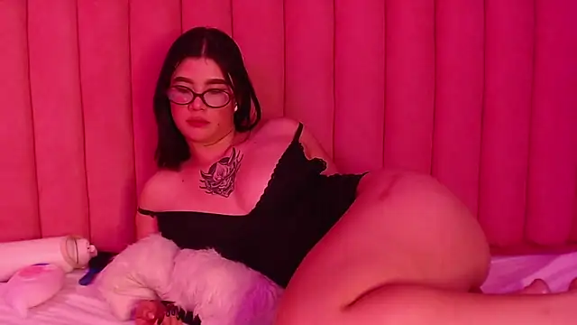 SkyeBela's cam snapshot