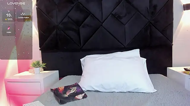 valentiina_lewis's cam snapshot