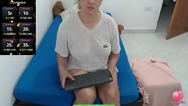 Laura_fox1's cam snapshot