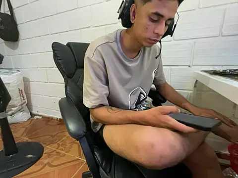 Max_TheHorseDick live sex cam