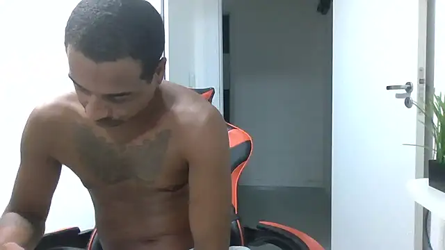 JUNINHOLEKEJR live sex cam