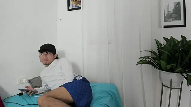 Laura_and_Kevin's cam snapshot