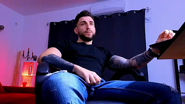 MightyAaron66 live sex cam