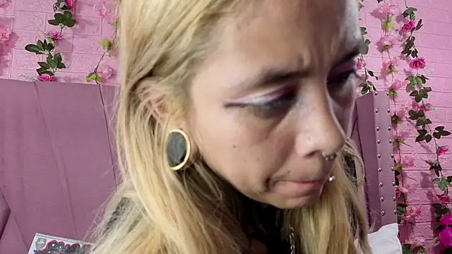 Dakota_Angell_'s cam snapshot