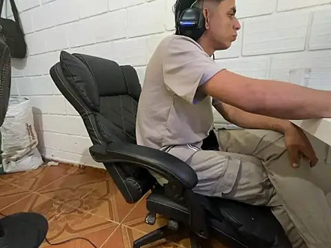 Max_TheHorseDick live sex cam