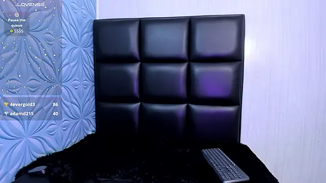 Lya_dubois_'s cam snapshot