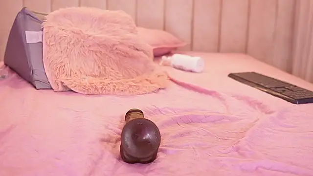 emyli_sw_'s cam snapshot