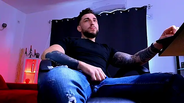 MightyAaron66 live sex cam