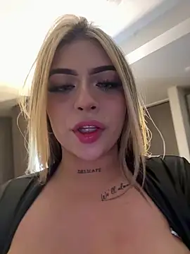 MiaWhitePink_'s cam snapshot