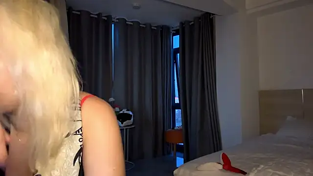 LuxureMia's cam snapshot