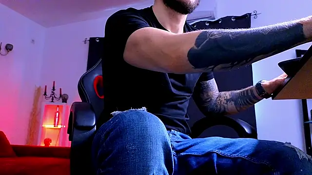 MightyAaron66 live sex cam