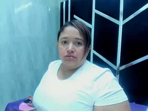 bustyy_juicyrx's cam snapshot