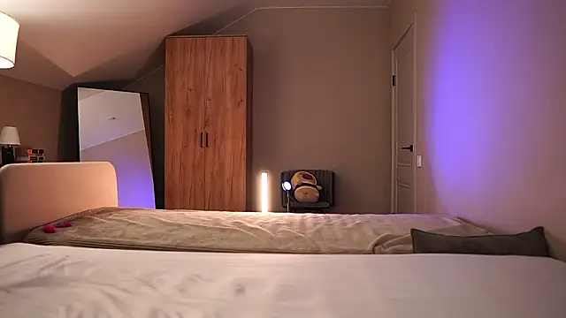 VikkiLustfull live sex cam