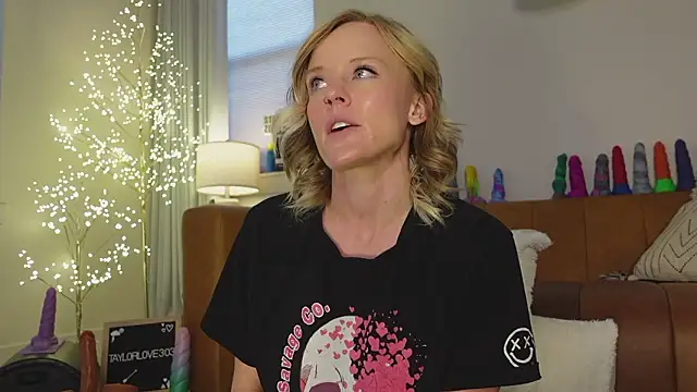 Taylorlove303 live sex cam