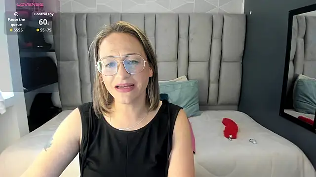 Charlot_milf's cam snapshot