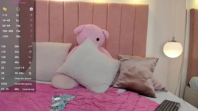 megan_sofiaa_'s cam snapshot