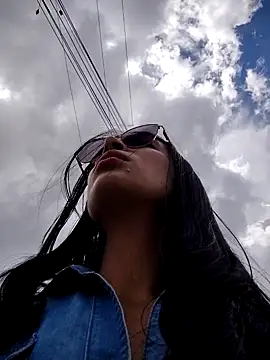 Astrid-- live sex cam