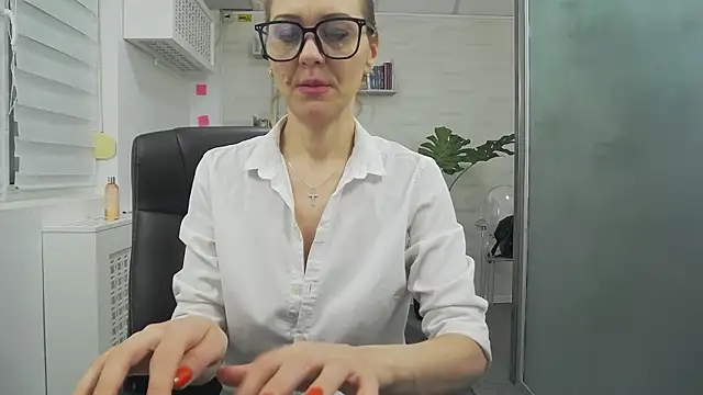 EllaMilf_'s cam snapshot