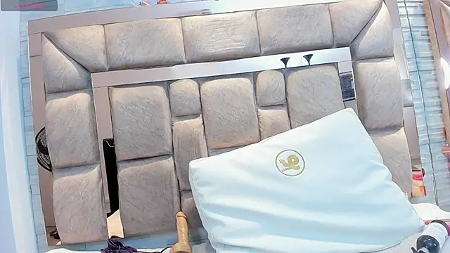 ikia_lopez_'s cam snapshot