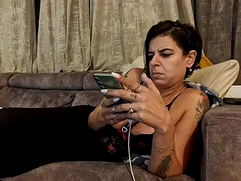 Alexis21821 live sex cam