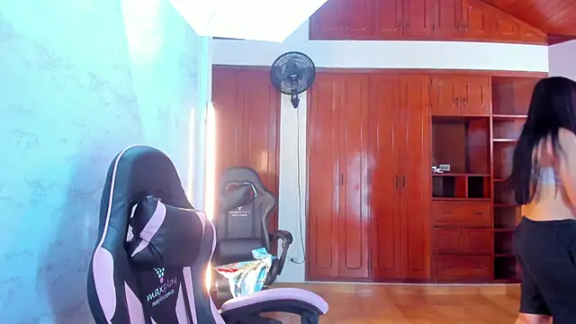 Emily_and_Soffy's cam snapshot