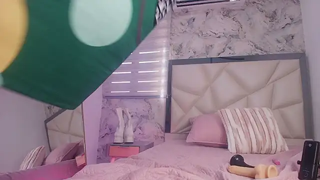 lili_jhonson's cam snapshot