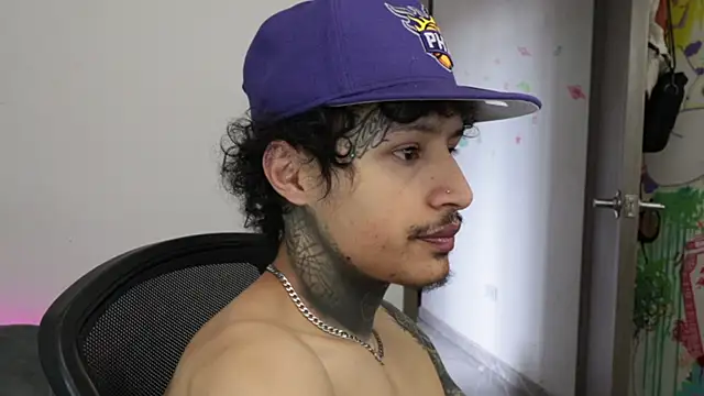 trieone live sex cam