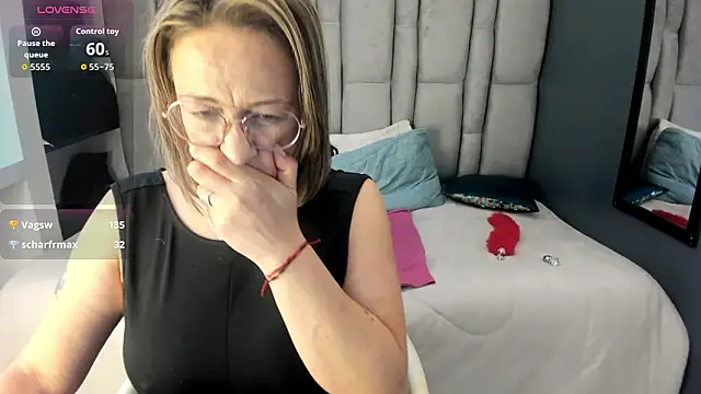 Charlot_milf's cam snapshot