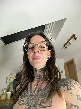 BrownieyQueen live sex cam