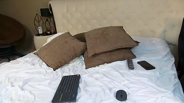 yourselenaa's cam snapshot