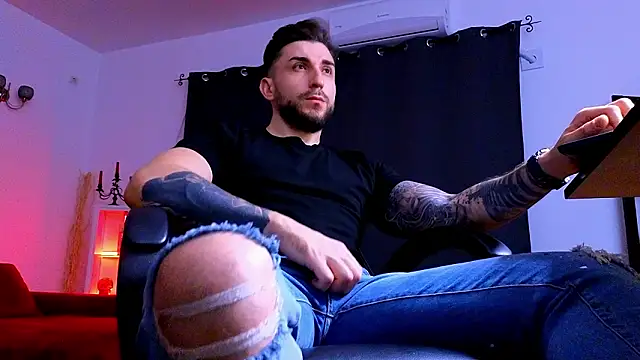 MightyAaron66 live sex cam
