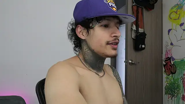 trieone live sex cam