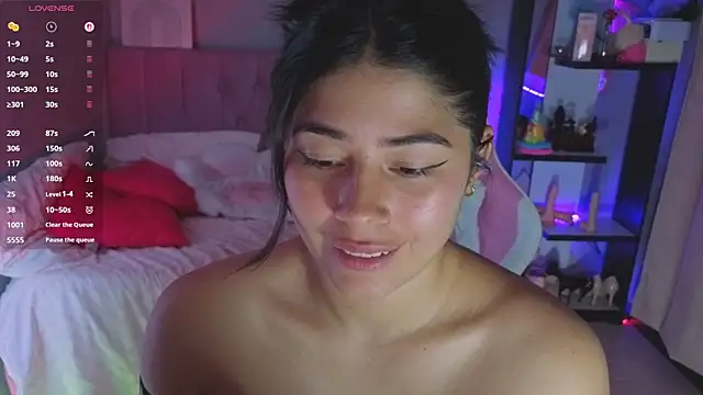 LoaLuxury's cam snapshot