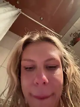 ScoobeDeDoo's cam snapshot