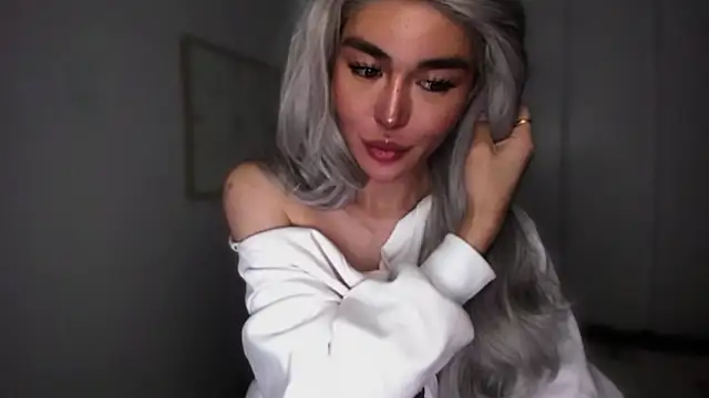 TheQueenNextDoor live sex cam