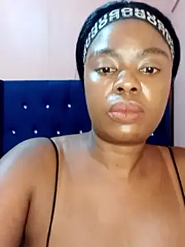 Luciouslips00's cam snapshot