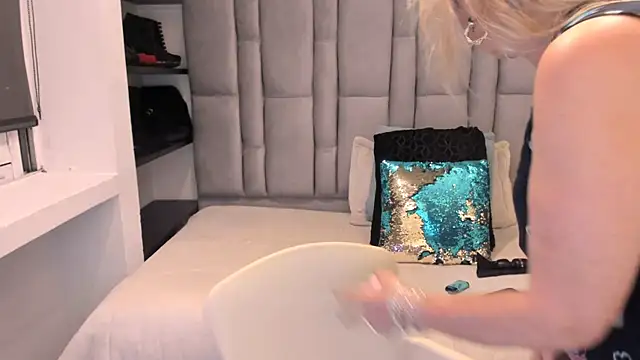 ScarletHoot_'s cam snapshot