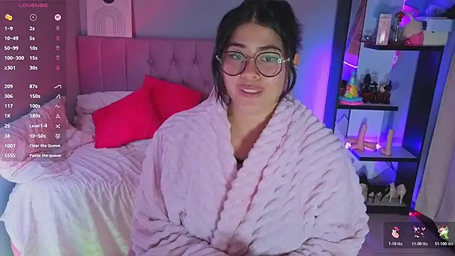 LoaLuxury's cam snapshot