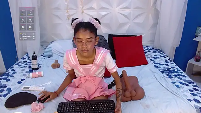 adisson_petite1's cam snapshot