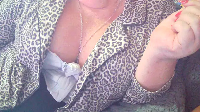 Playful_MILF_Demi's cam snapshot